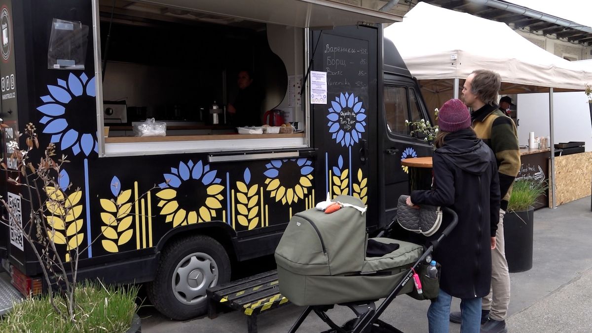 Vareniky nebo boršč? V Pražské tržnici je vaří ukrajinské uprchlice